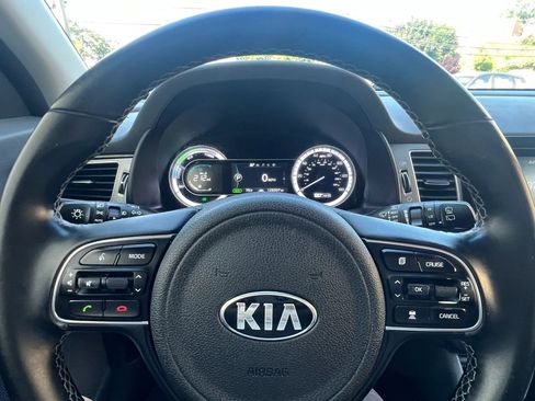 Used 2017 Kia Niro EX FWD image 19