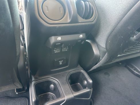 Used 2025 Jeep Wrangler Unlimited Rubicon image 32