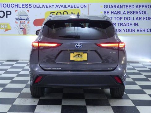 Used 2021 Toyota Highlander XLE image 6