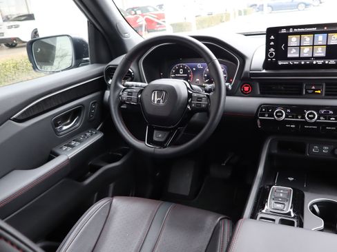 Used 2025 Honda Pilot Black Edition image 12