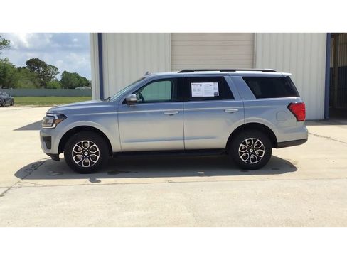 Used 2024 Ford Expedition XLT image 5