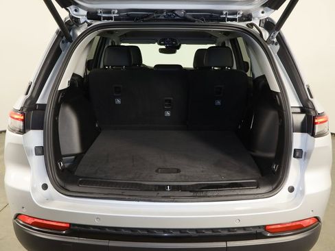 Used 2023 Jeep Grand Cherokee Limited w/ Black Appearance Package image 18