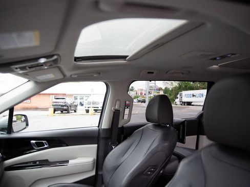 Used 2023 Kia Carnival SX Prestige FWD image 21