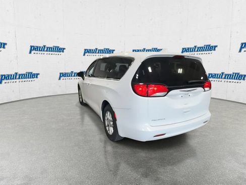 Used 2017 Chrysler Pacifica Touring FWD image 9