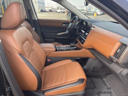 Used 2025 Nissan Pathfinder Platinum image 15