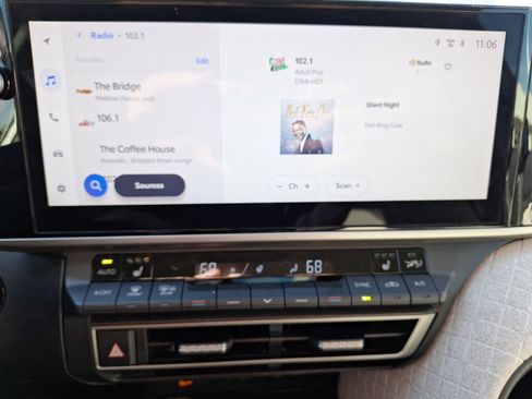 Used 2025 Toyota Camry XLE image 28