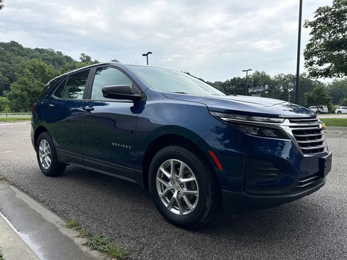 Used 2022 Chevrolet Equinox LS AWD/4WD image 3