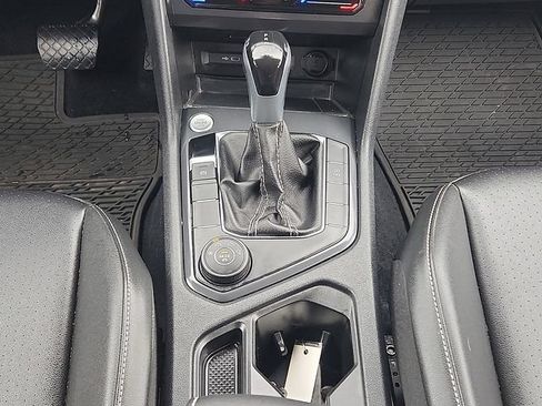 Used 2024 Volkswagen Tiguan SE AWD/4WD image 18