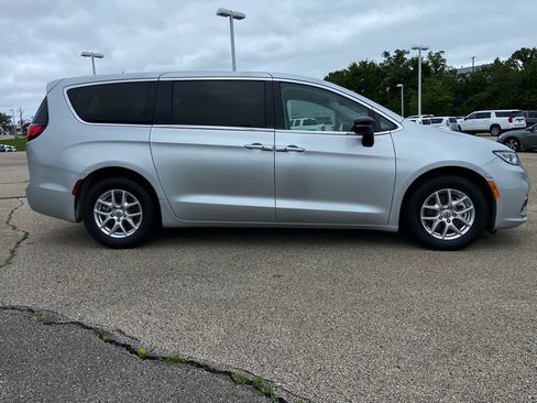 Used 2024 Chrysler Pacifica Touring-L FWD image 2