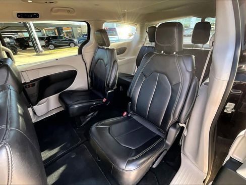 Certified 2024 Chrysler Pacifica Touring-L image 20