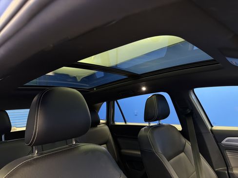 Certified 2022 Volkswagen Atlas Cross Sport SE w/ Panoramic Sunroof Package FWD image 25