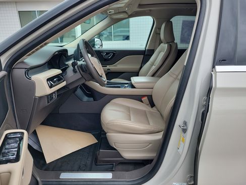 Used 2023 Lincoln Aviator Standard w/ Premium Package image 16