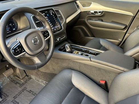 Certified 2025 Volvo XC90 B5 Core w/ Protection Package Premier image 9