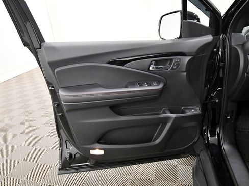 Certified 2025 Honda Ridgeline Black Edition image 13