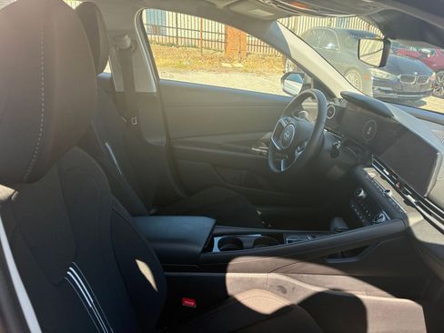 Used 2025 Hyundai Elantra SEL image 32