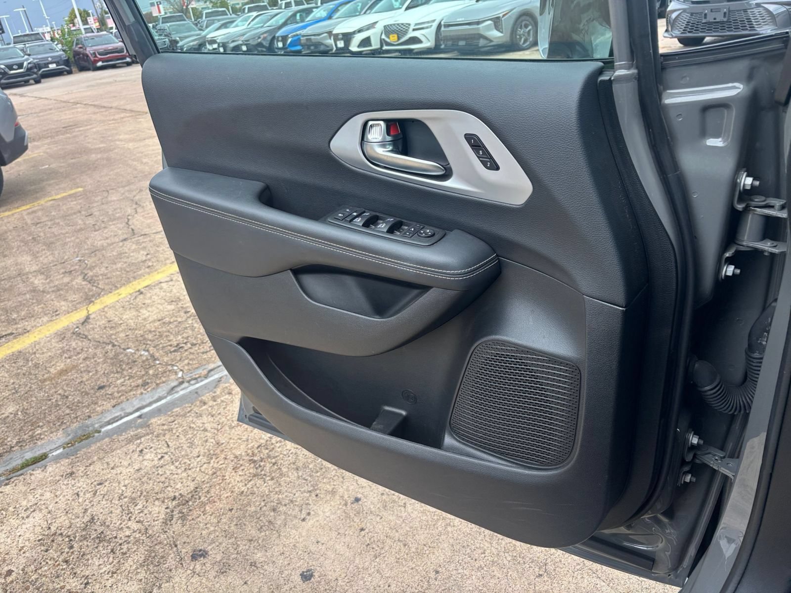 Used 2025 Chrysler Pacifica Limited FWD image 18