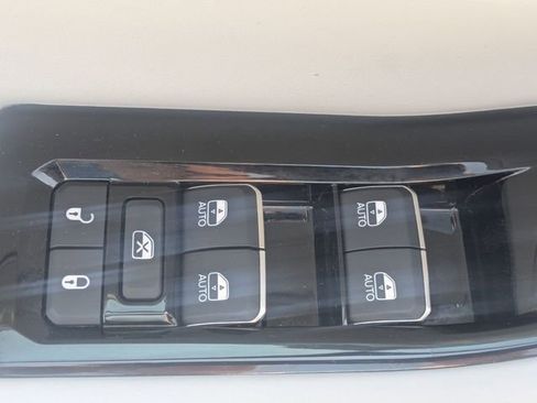 Used 2022 Jeep Grand Cherokee Overland w/ Luxury Tech Group IV image 12