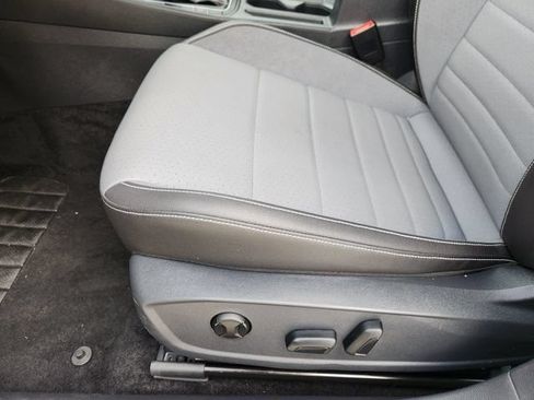 Used 2025 Volkswagen Jetta SE FWD image 23