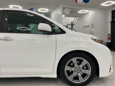 Used 2019 Toyota Sienna SE Premium w/ Carpet Mat Package image 7