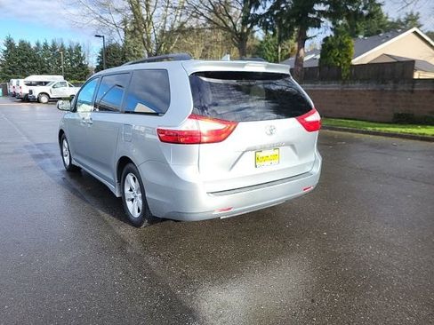 Used 2019 Toyota Sienna LE image 3