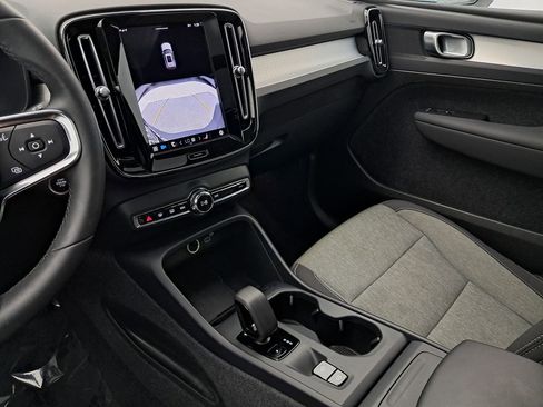 Used 2024 Volvo XC40 B5 Core image 16