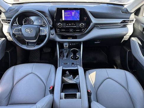 Used 2024 Toyota Highlander XLE FWD image 18