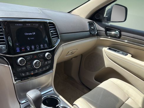 Used 2019 Jeep Grand Cherokee Overland AWD/4WD image 26