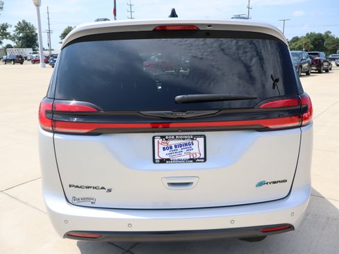 Used 2024 Chrysler Pacifica Premium FWD image 6