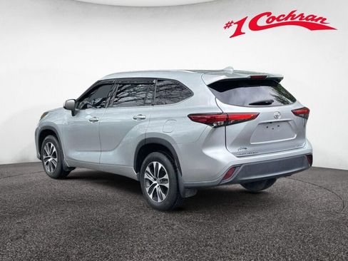 Used 2021 Toyota Highlander XLE AWD/4WD image 9