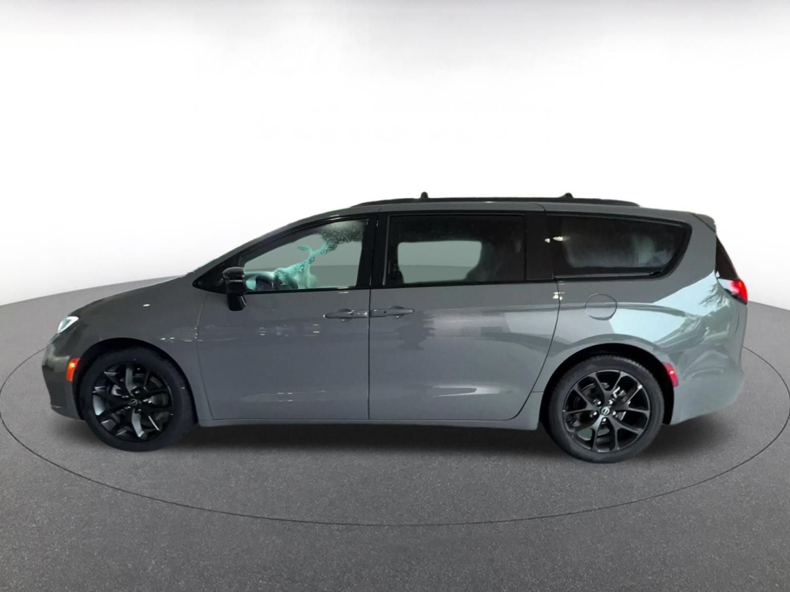 Used 2025 Chrysler Pacifica Limited FWD image 12