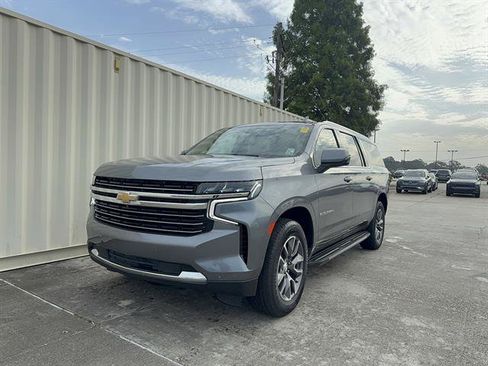 Used 2022 Chevrolet Suburban LT w/ Luxury Package AWD/4WD image 1