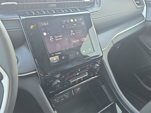 Used 2025 Jeep Grand Cherokee Laredo w/ Luxury Tech Group I image 20