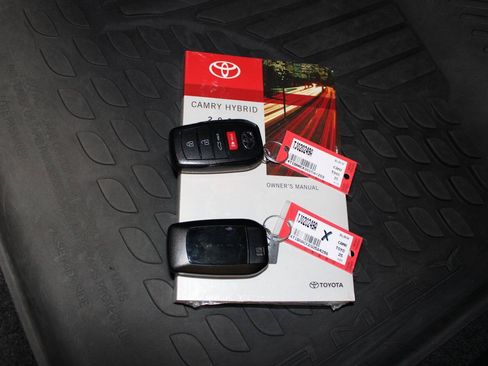Used 2025 Toyota Camry XSE FWD image 31