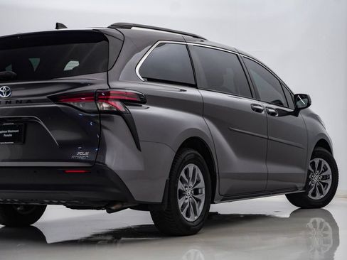 Used 2022 Toyota Sienna XLE w/ Protection Package (TMS) AWD/4WD image 10