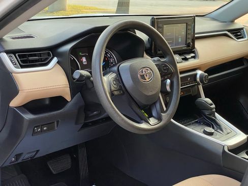 Used 2021 Toyota RAV4 LE AWD/4WD image 10