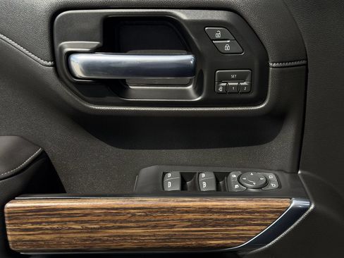 Used 2019 Chevrolet Silverado 1500 High Country w/ Technology Package AWD/4WD image 6