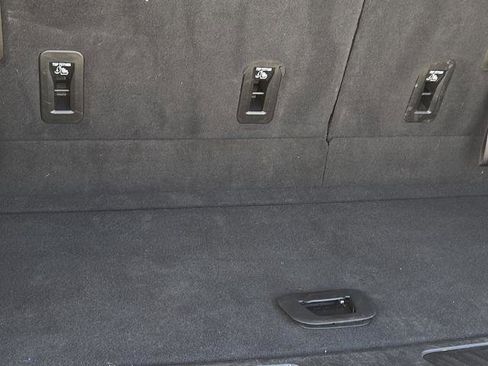 Used 2024 GMC Yukon SLT RWD image 10