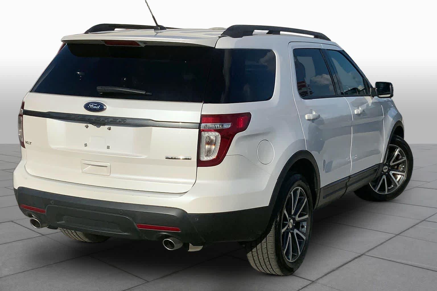 Used 2015 Ford Explorer XLT w/ Equipment Group 202A FWD image 13