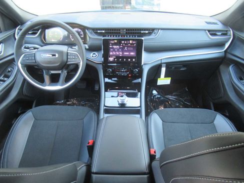 New 2025 Jeep Grand Cherokee Altitude image 46