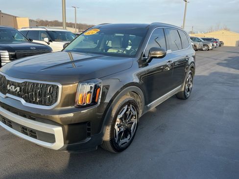 Used 2024 Kia Telluride EX image 2