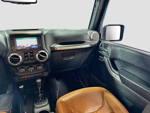 Used 2018 Jeep Wrangler Unlimited Sahara w/ Connectivity Group AWD/4WD image 22