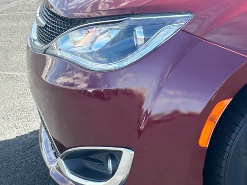Used 2018 Chrysler Pacifica Touring-L FWD image 10