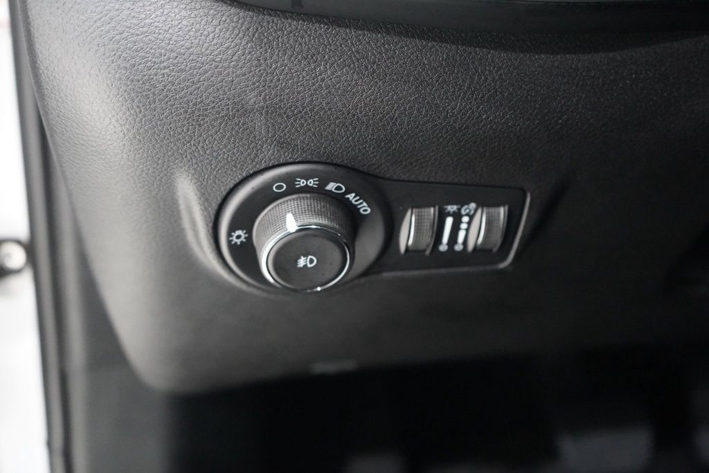 Used 2023 Jeep Compass Latitude w/ Sun and Sound Group AWD/4WD image 21