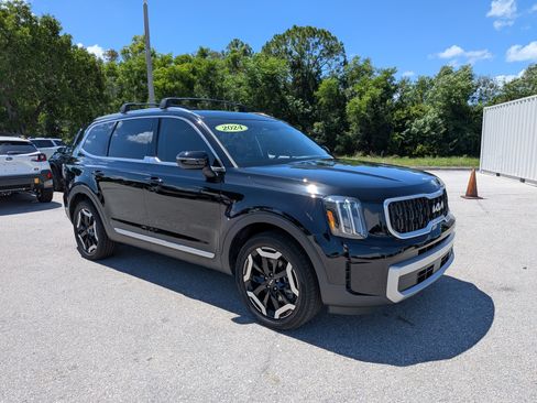 Used 2024 Kia Telluride EX w/ EX Captain's Chair Package FWD image 2