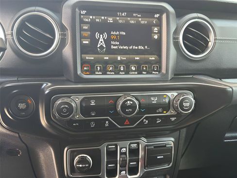 Used 2018 Jeep Wrangler Unlimited Sahara AWD/4WD image 6
