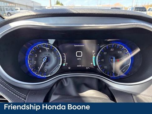Used 2025 Chrysler Pacifica Limited FWD image 8