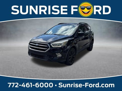 Used 2017 Ford Escape SE w/ SE Sport Appearance Package FWD image 1