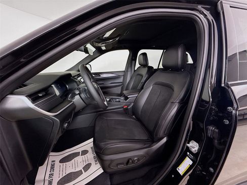 New 2025 Jeep Grand Cherokee Altitude image 11