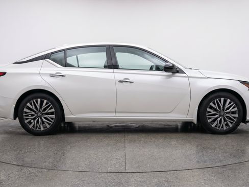 Used 2025 Nissan Altima 2.5 SV FWD image 11