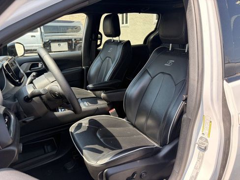 Used 2025 Chrysler Pacifica Limited FWD image 16